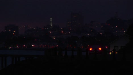 uma olhada no horizonte noturno de san francisco