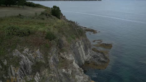 Vista-De-Drone-Del-Acantilado-En-Ría-De-Betanzos,-Playa-De-Ares,-España