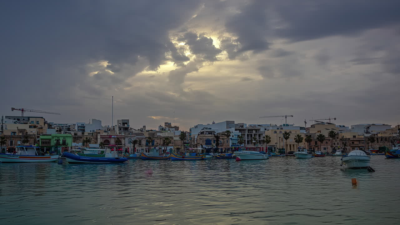 marsaxlokk bahía de pesca timelapse, barcos de pesca de colores en el puerto del puerto con barcos, isla de malta