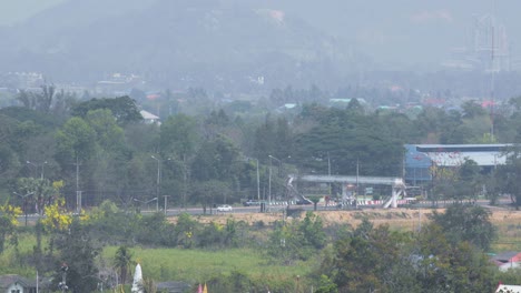 Landschaftsansichten-Mit-Verkehr-Auf-Der-Schnellstraße-In-Cha-am,-Thailand