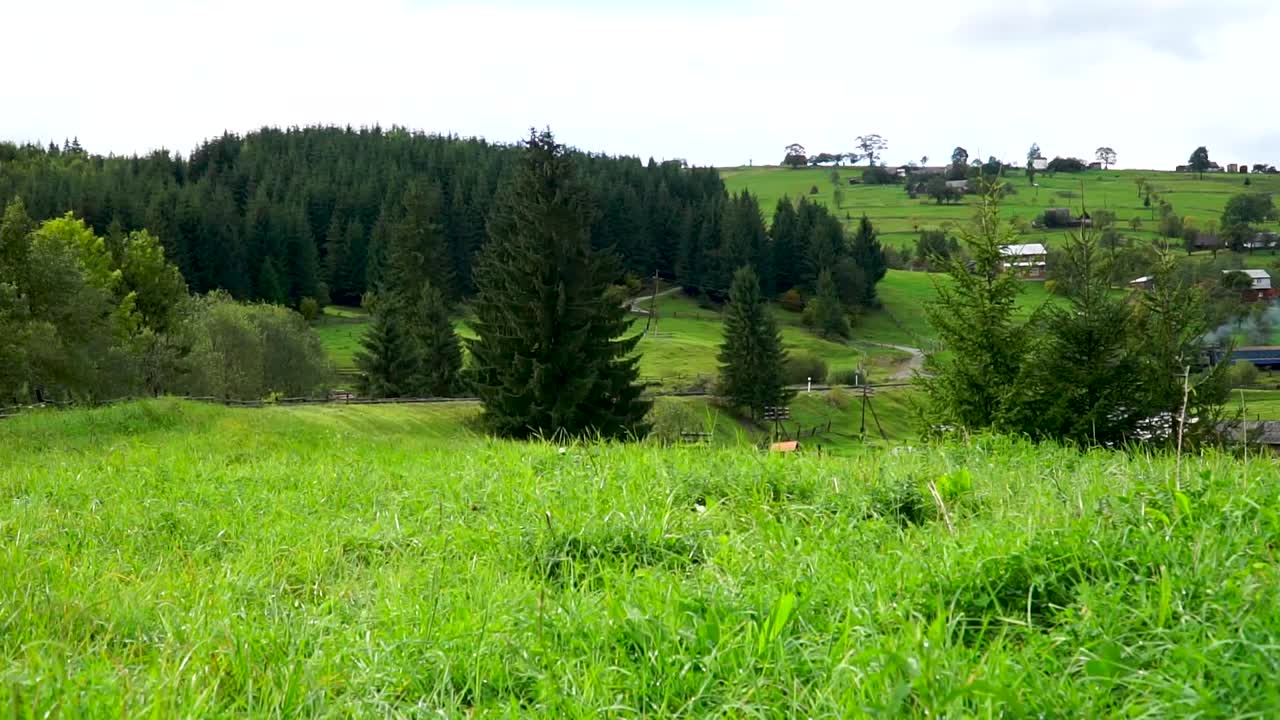 toma estática de green glade en las montañas