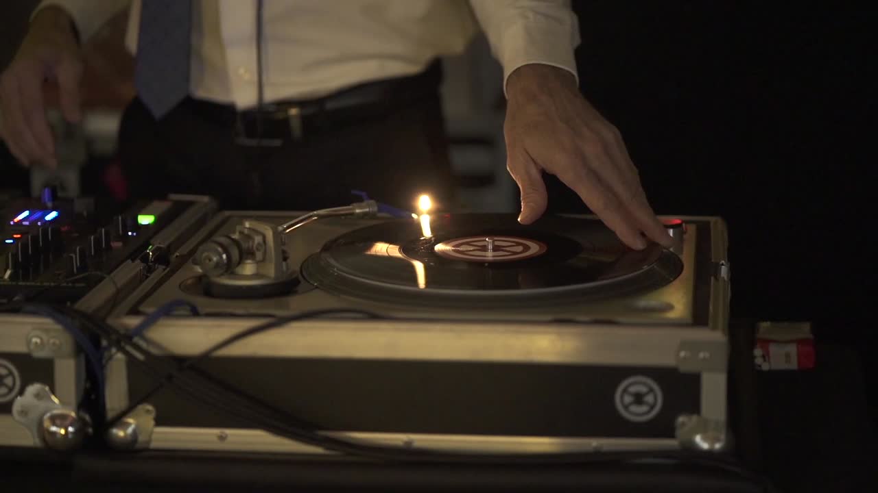 dj de baile mezclando el tablero de vinilo, de cerca