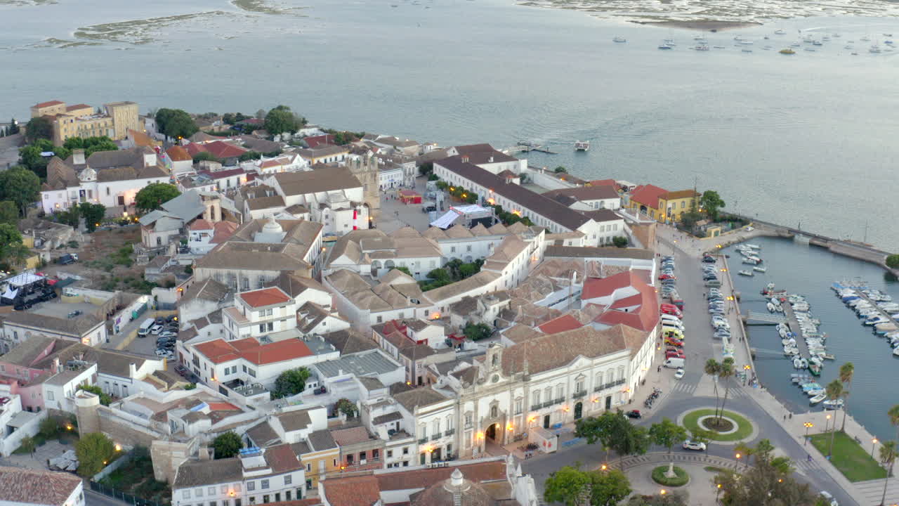 Faro Algarve, vista aerea di architettura tradizionale e barche in marina