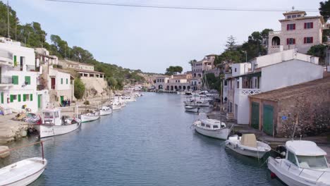 Bajo-Vuelo-Sobre-Barcos-De-Pesca-En-El-Puerto-De-Cala-Figuera-Mallorca,-Antena