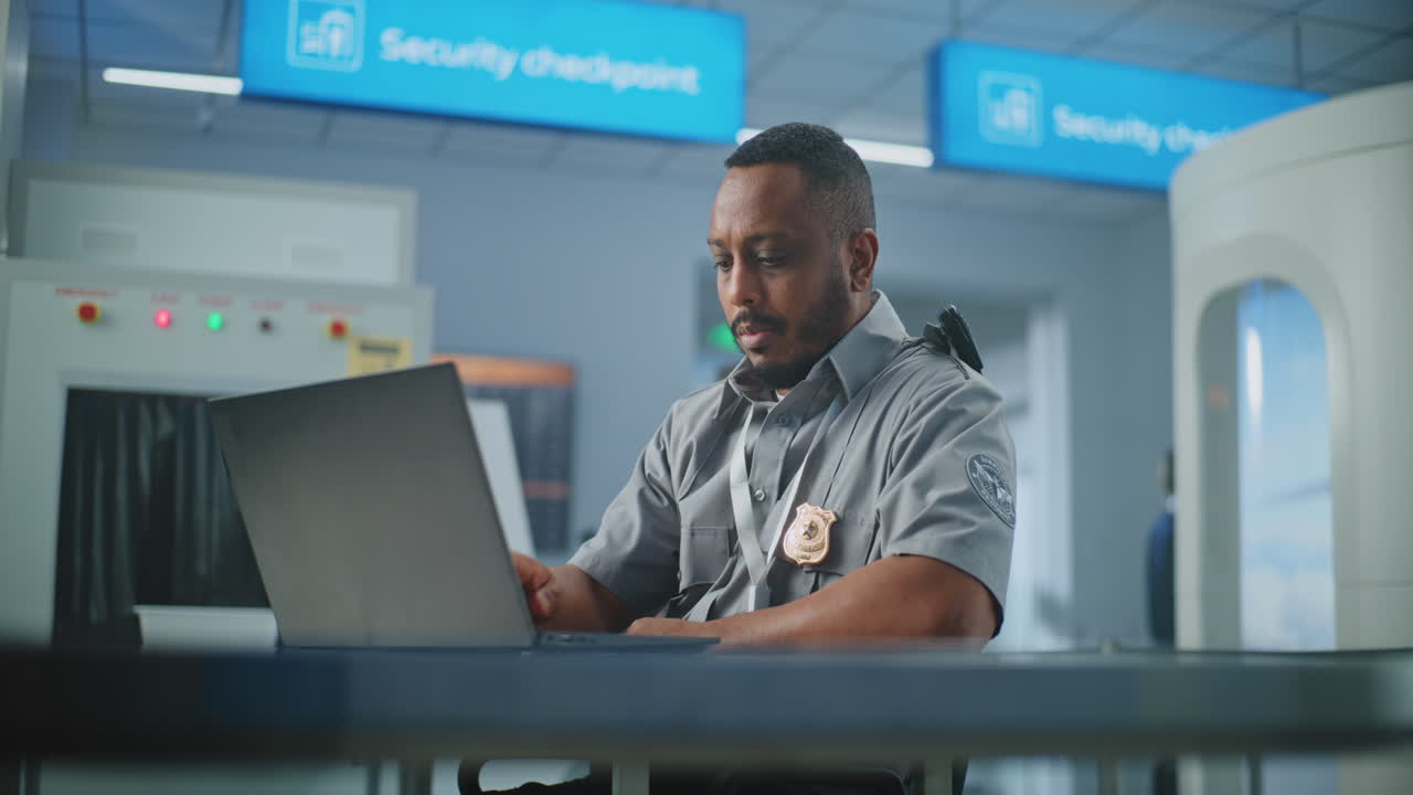 oficial de seguridad del aeropuerto trabajando en el puesto de control