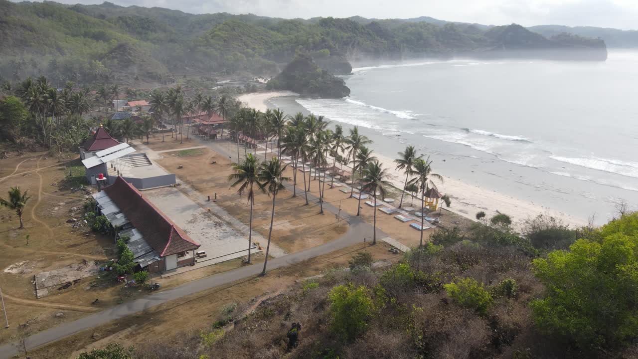 hermosa vista aérea matutina de la playa de klayar, pacitan, indonesia