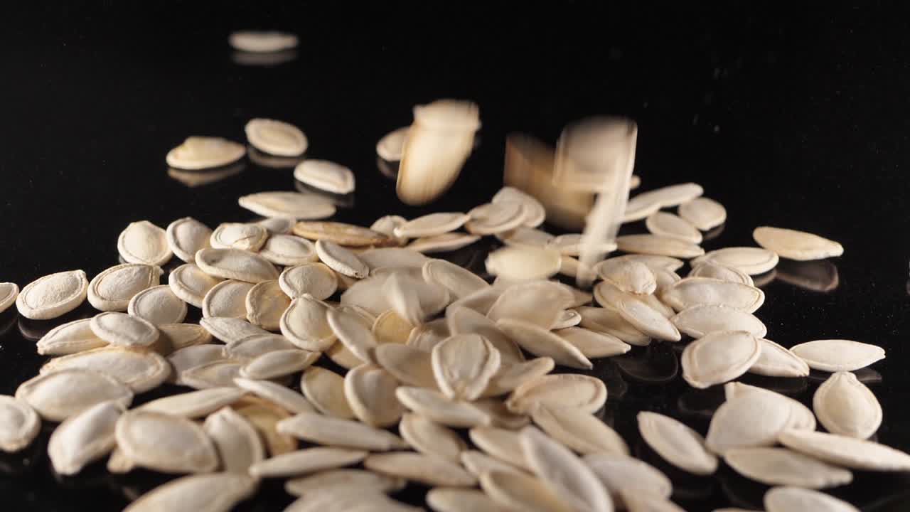 호박은 검은 배경에 얕게 떨어지고 있다