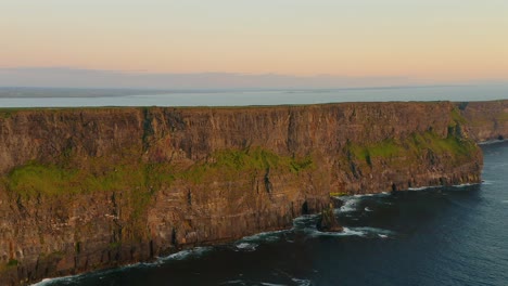 Impresionantes-Colores-Sobre-Los-Acantilados-De-Moher-Al-Atardecer.