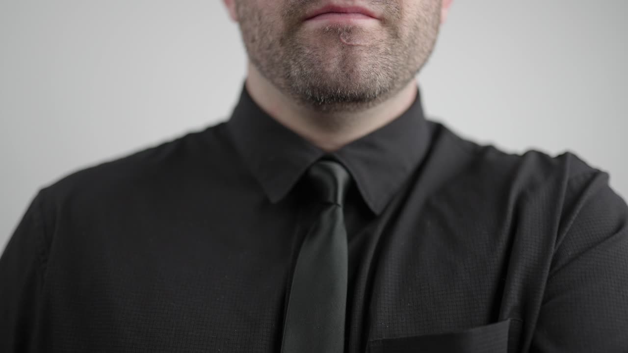 el hombre de negocios se quita el hombro.