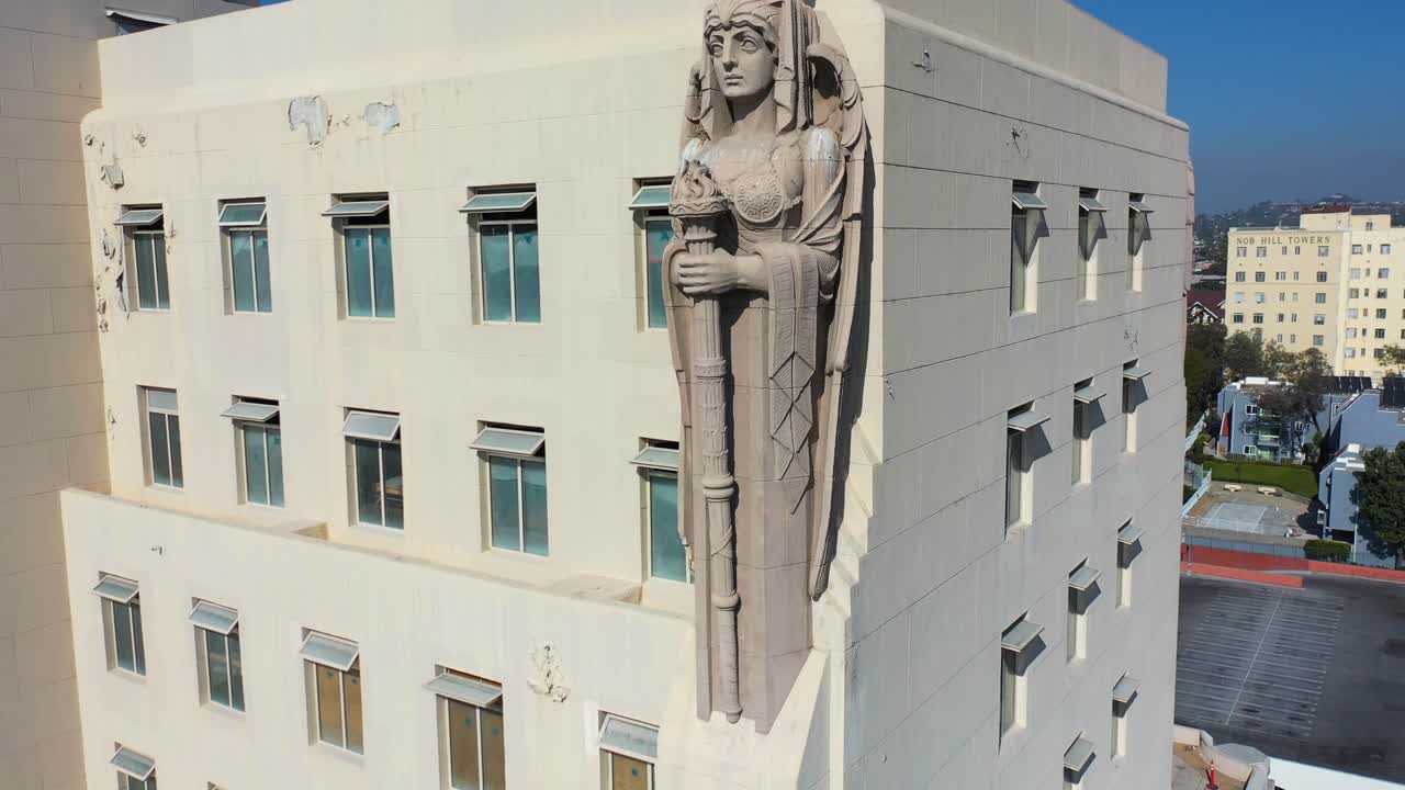 정교한 전사와 천사 프리즈, 도시를 내려다보는 조각상이 있는 로스앤젤레스의 맥아더 건물의 공중 2