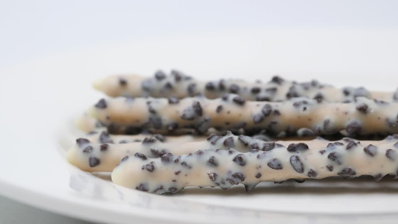 식탁 위 에 있는 아몬드 견과류 진한 초콜릿 막대기