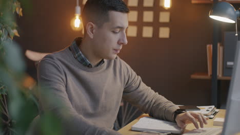 hombre trabajando en su escritorio
