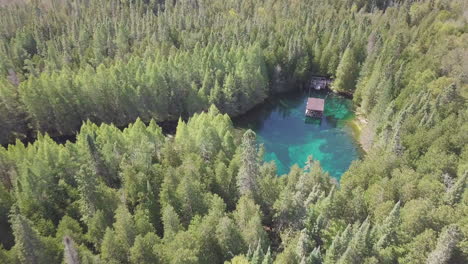 Toma-Aérea-De-Drones-Volando-Sobre-El-Agua-Azul-Cristalina-De-Kitch-iti-kipi,-El-Gran-Manantial-En-El-Parque-Estatal-Palms-Book