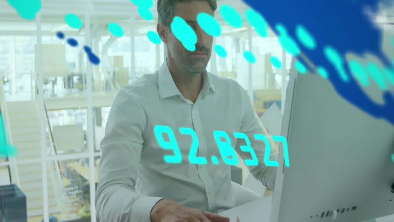 animación de gráficos y mapas sobre lenguaje informático sobre hombre caucásico haciendo meditación mientras trabaja