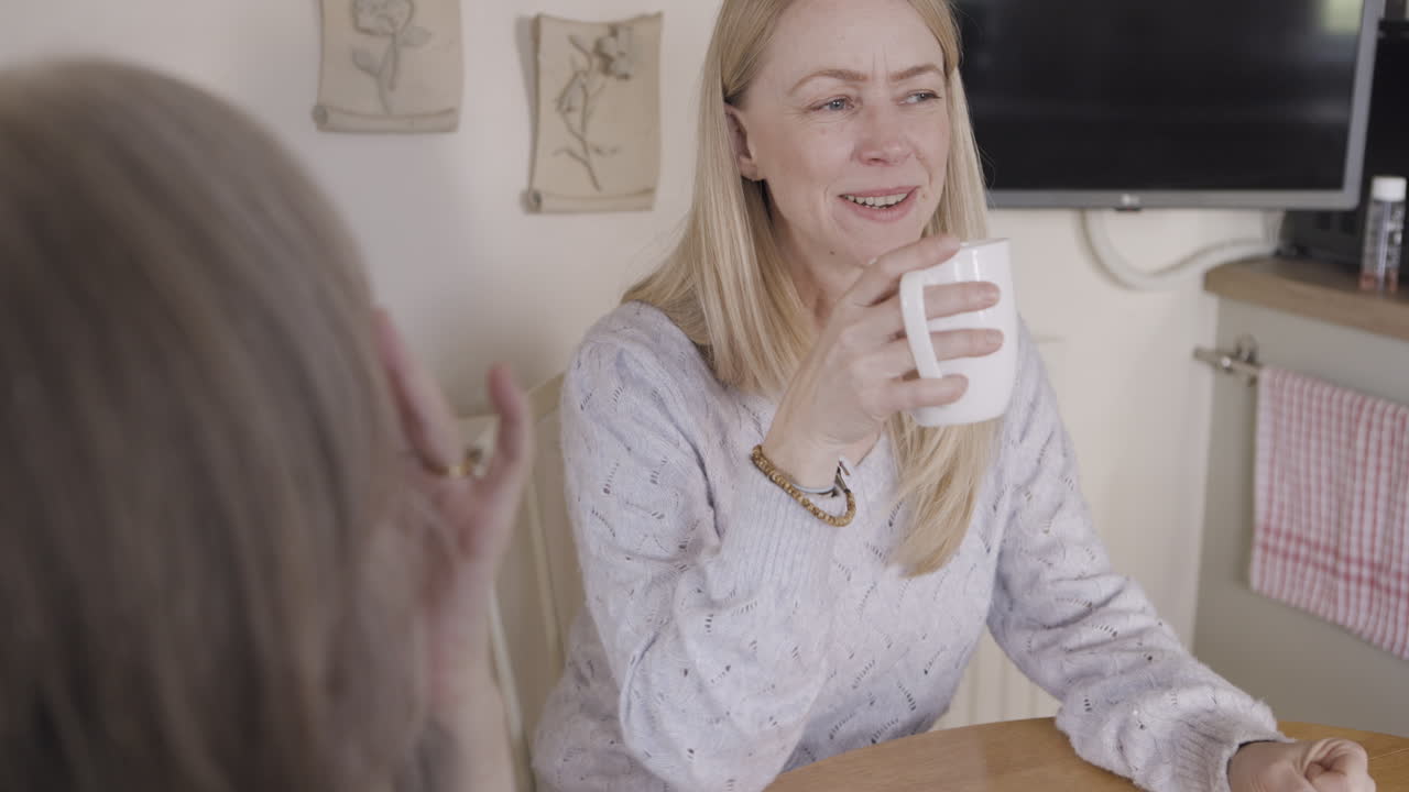 dos mujeres teniendo una conversación