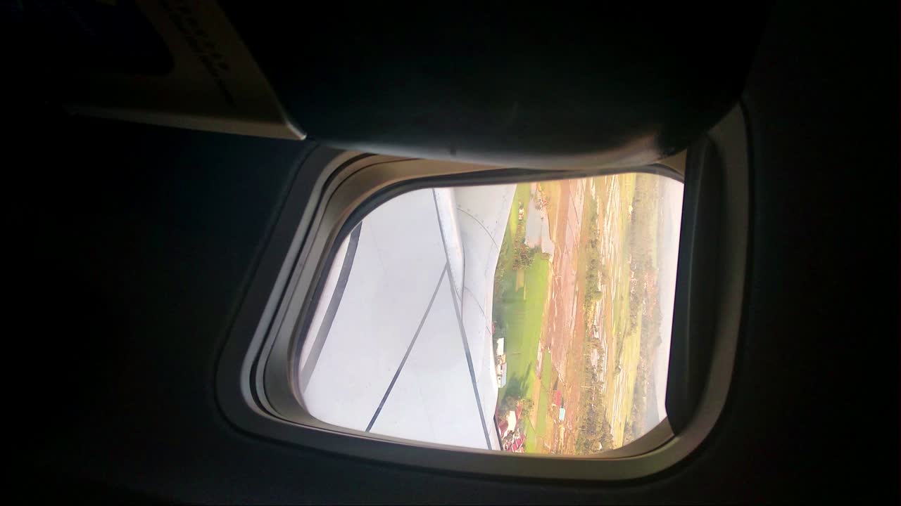 비행기 창문에서 하우징과 필드를 볼 수 있습니다, hd 비디오