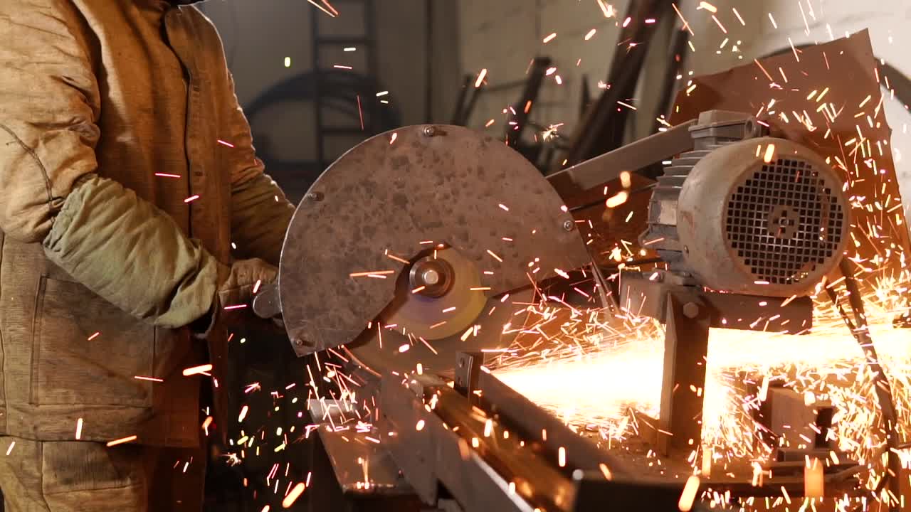 trabajador metalúrgico que corta metal con sierra circular