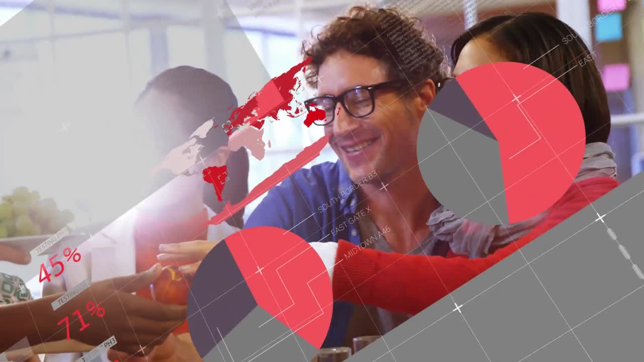 animación del procesamiento de datos financieros sobre diversas personas de negocios en la oficina