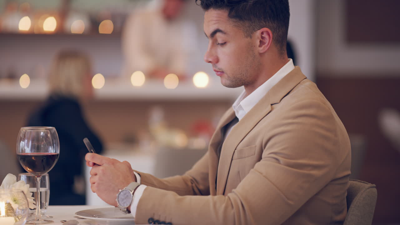 레스토랑에서 데이트를 기다리고 있는 남자