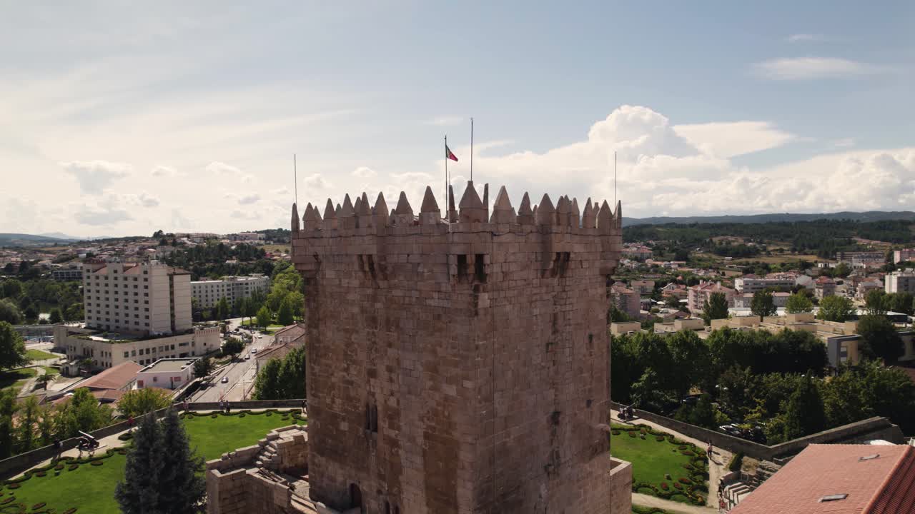 antena orbitando alrededor de la torre de homenaje del castillo medieval de chaves en portugal