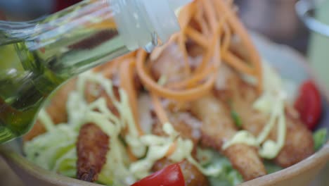 deliciosa ensalada de pollo frito con zanahorias y lechuga