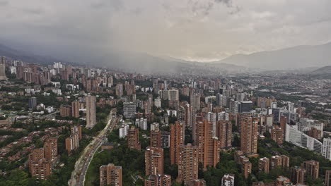 Medellin-Kolumbien-Luftbild-V5-Panoramablick-Drohnenüberflug-über-La-Florida,-Aufnahme-Des-Gesamten-Stadtbildes-über-Den-Hügel-El-Poblado,-Patio-Bonito-Und-Blick-Auf-Den-Flughafen-–-Aufgenommen-Mit-Mavic-3-Cine-–-November-2022