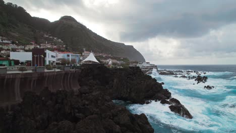 Drohne-Fliegt-In-Der-Nähe-Des-Felsigen-Strandes-Von-Porto-Moniz