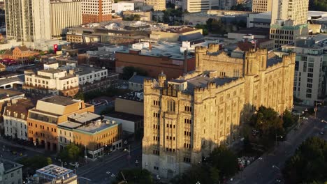 Volando-Sobre-La-Arquitectura-De-Hermosos-Edificios-De-Ottawa-En-Un-Día-Soleado,-Canadá