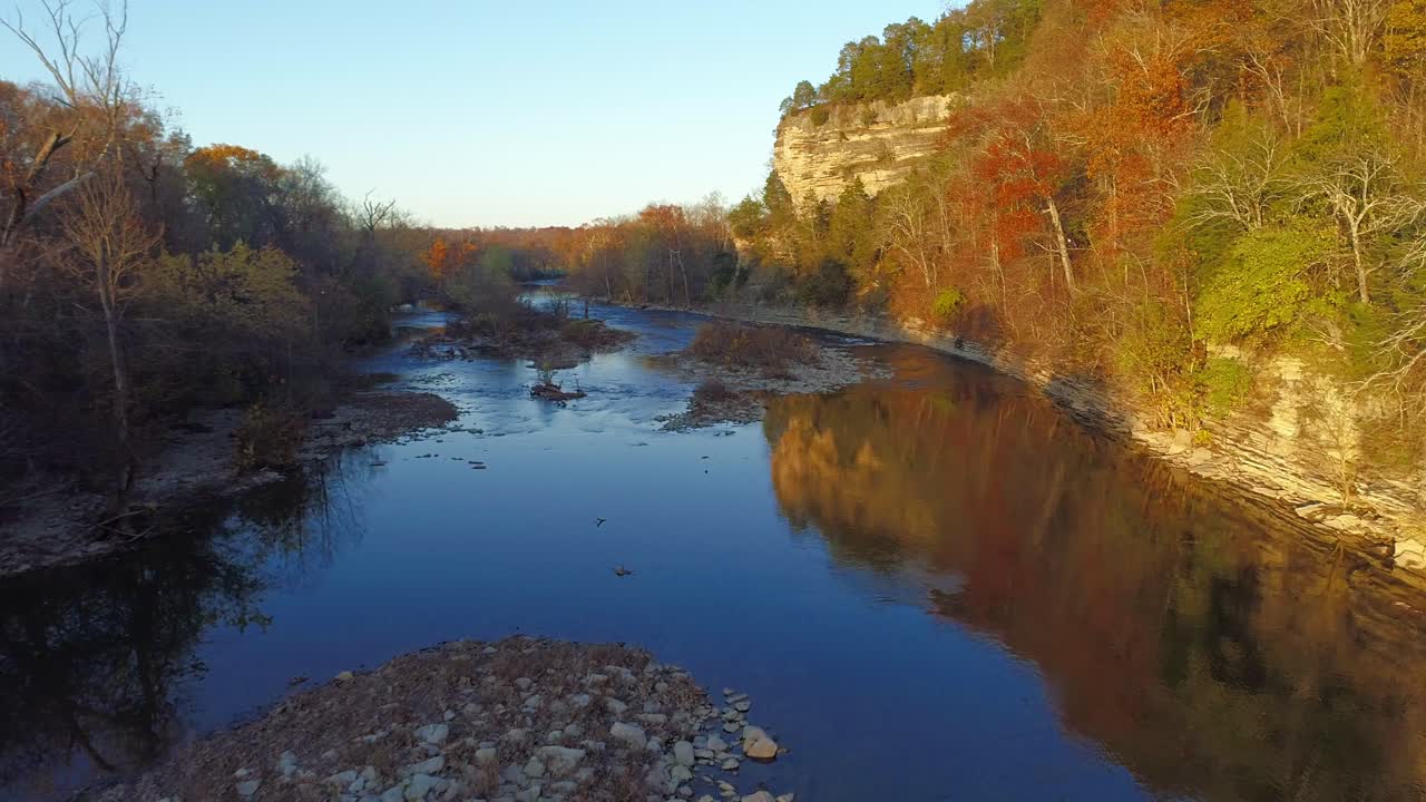 엘크혼 크릭(elkhorn creek)의 공중 촬영 물 속에서 아름다운 반사