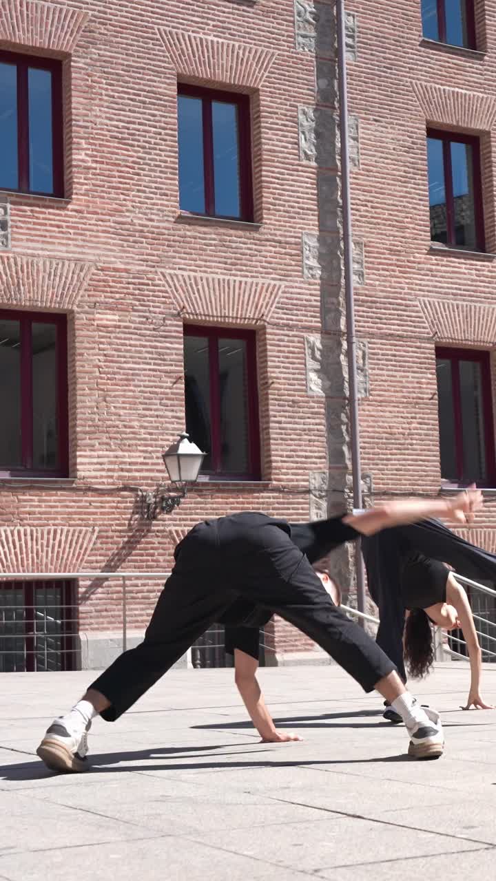 Giovani ballerini che eseguono un'energica danza contemporanea in un contesto urbano