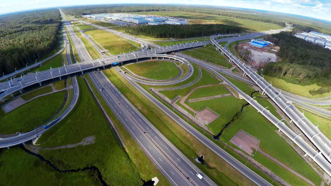 vista aérea. el cruce de la carretera de la autopista. la carretera de circunvalación de san petersburgo. 4k.