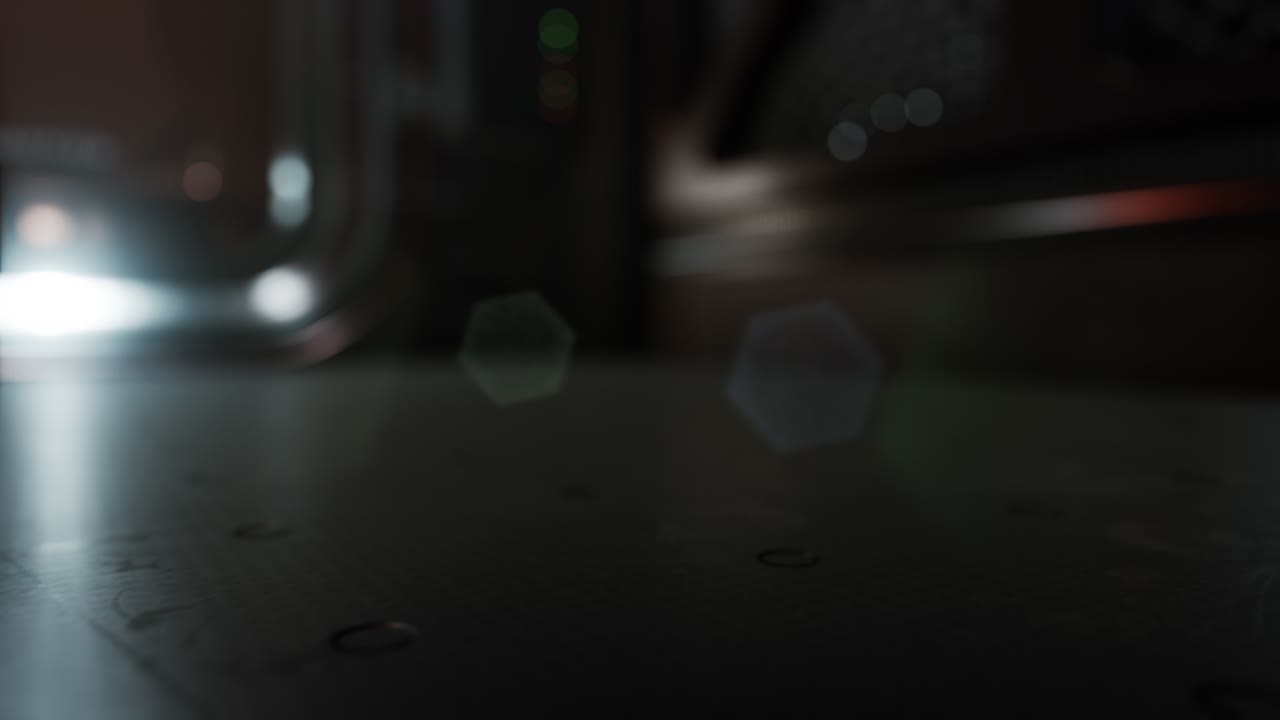 어두운 미래적인 인테리어에 있는 금속 패널