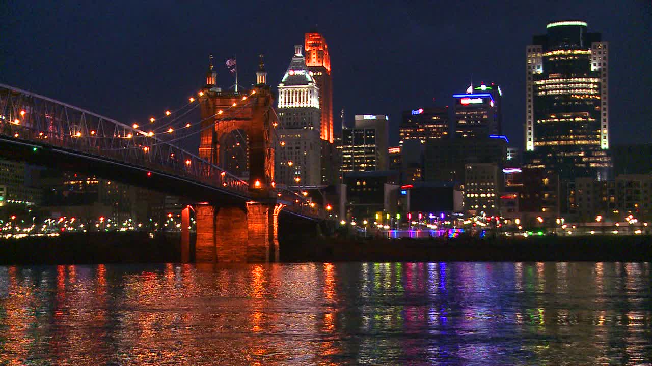 오하이오 주 신시내티 시를 배경으로 오하이오 강에서 빛이 반사됩니다.