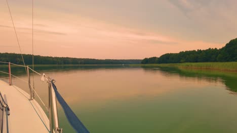 zeilboot drijft in de kalme zee bij zonsopgang