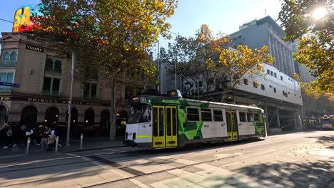 el tranvía pasa por la estación de flinders street.