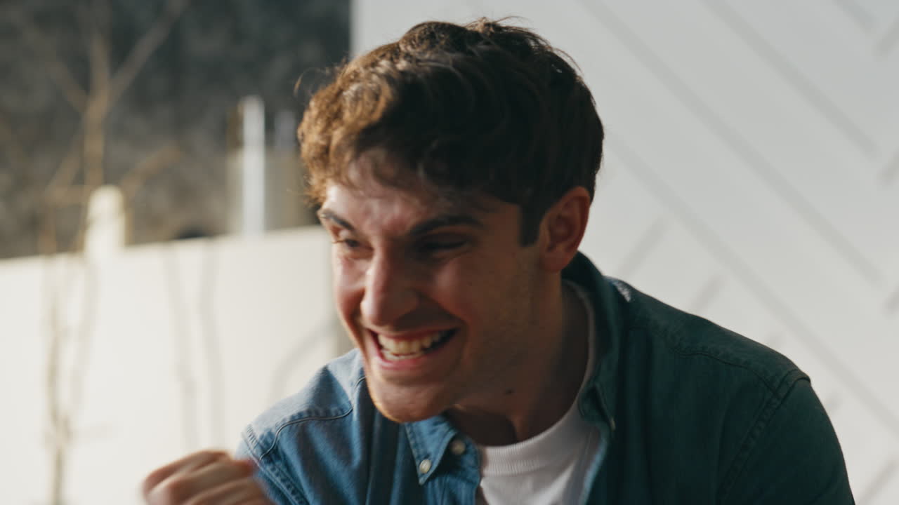 인터넷에서 놀란 남자가 저녁에 집에 앉아 기하는 프리랜서