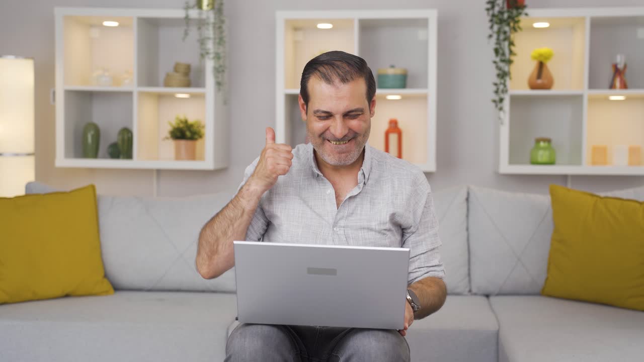 el hombre al que le gusta la aplicación en la computadora portátil es feliz.
