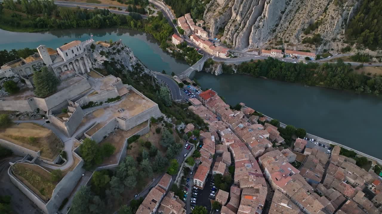 por encima del río durance y la ciudadela de sisteron en el sur de francia