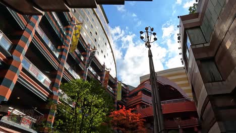 la ciudad del canal hakata es un gran complejo comercial y de entretenimiento en fukuoka, japón.