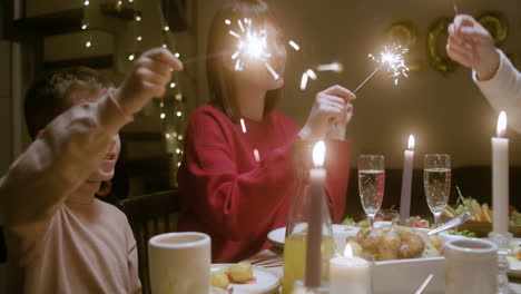 celebración de la víspera de año nuevo en la sala de estar.