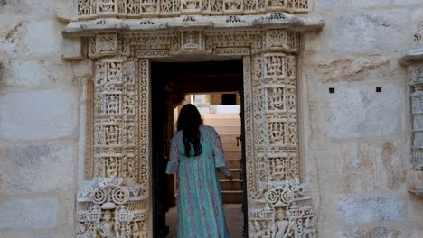 Niña-Entrando-En-Un-Antiguo-Templo-único-Con-Una-Arquitectura-única-De-Mármol-Blanco-Durante-El-Día