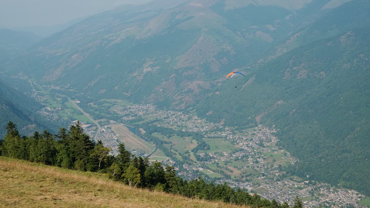 산 계곡 을 가로지르는 패러글라이딩