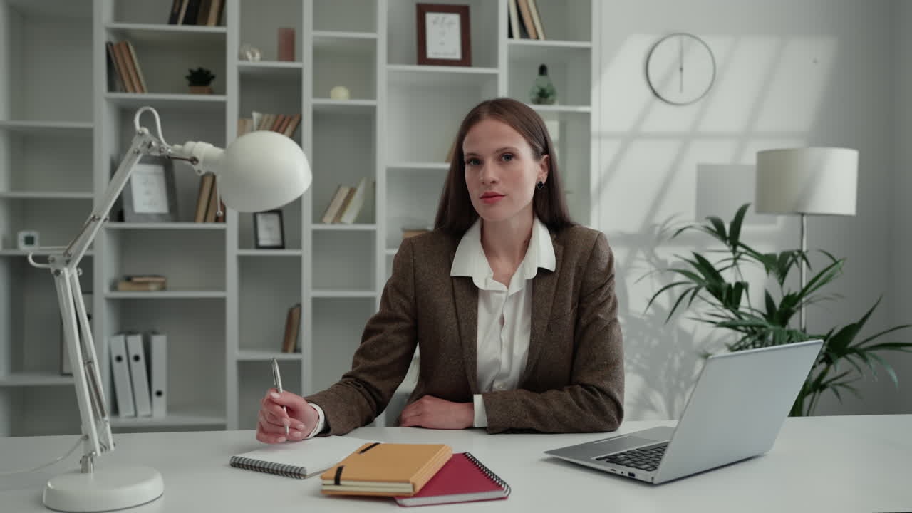 деловая женщина за своим столом.