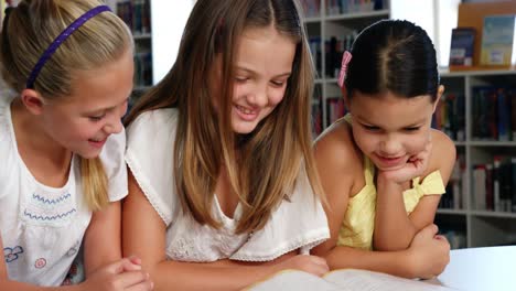 niños de la escuela leyendo libros juntos en la biblioteca