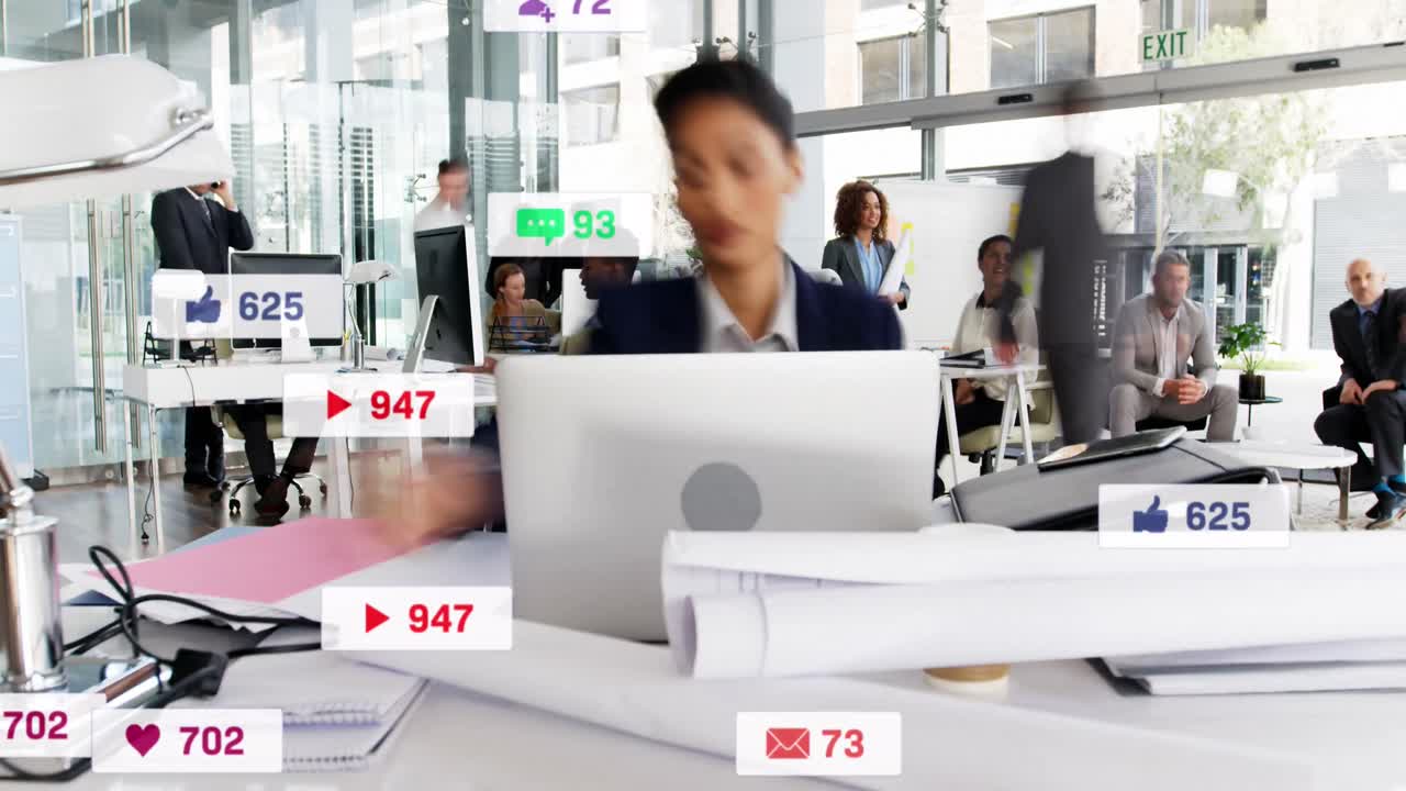 사무실에서 다양한 비즈니스 사람들에 대한 소셜 미디어 데이터 처리의 애니메이션