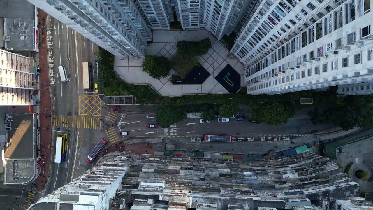 Vista aérea de cima para baixo da cidade de Hong Kong com tráfego e edifícios
