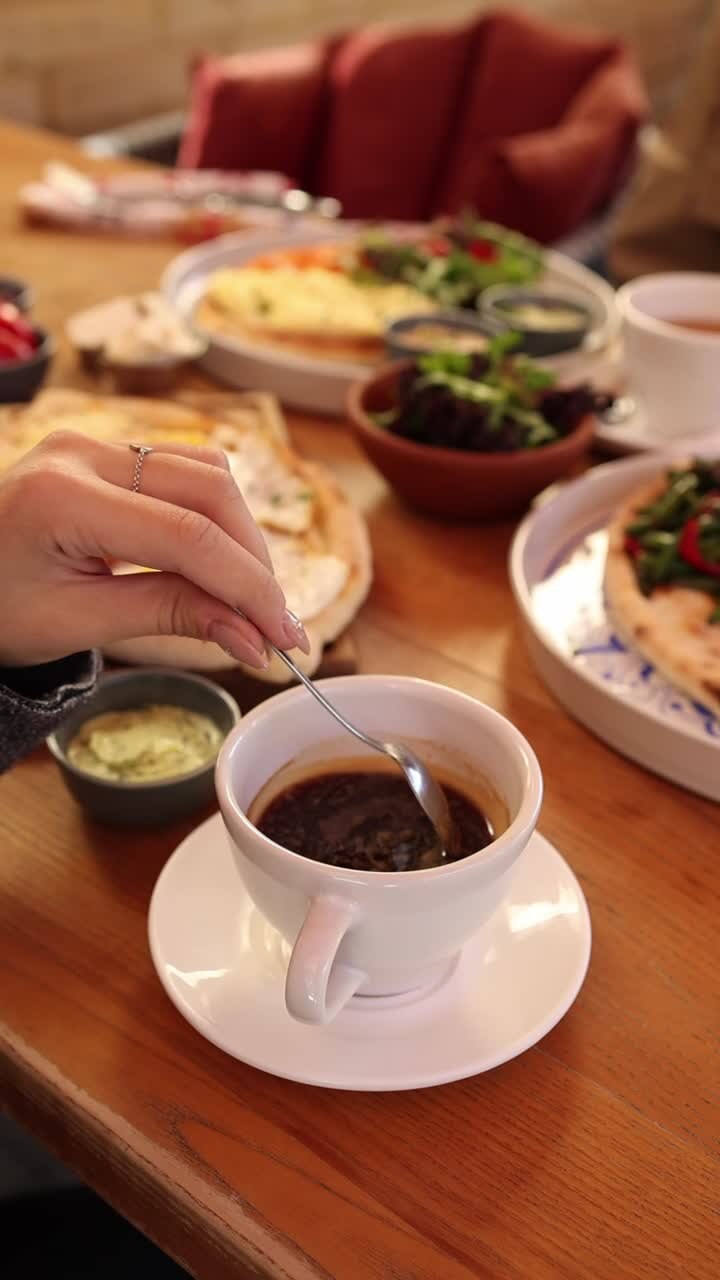 pequeno-almoço num café