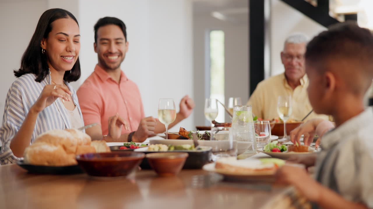 가족, 손을 잡고 저녁 식사에서 기도하는 것