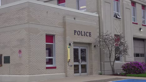 Exterior-establishing-shot-of-a-small-Policía-station