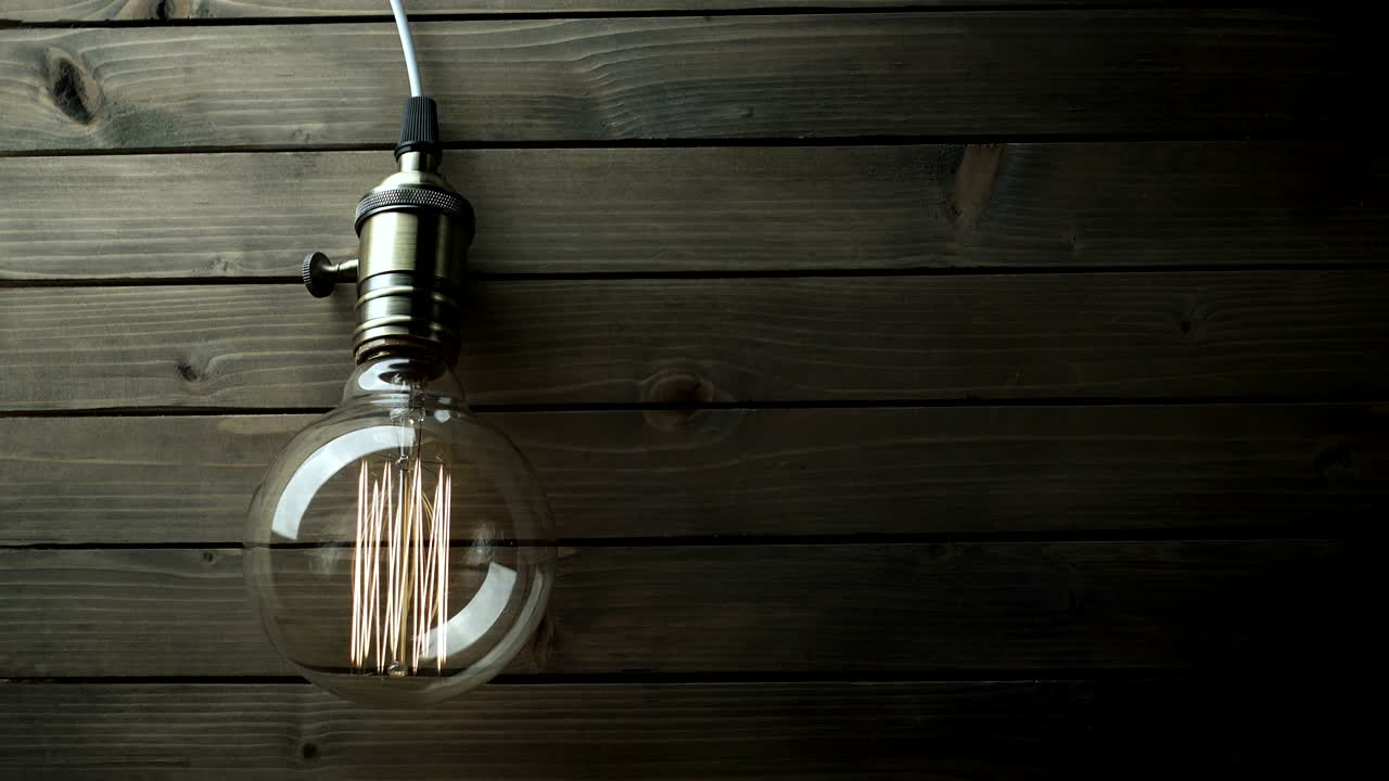 전구는 천천히 켜지고, 나무의 배경에서 빠르게 박인다.